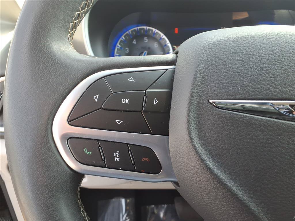 Used 2023 Chrysler Pacifica Touring-L FWD image 17