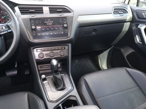 Used 2020 Volkswagen Tiguan SE w/ Panoramic Sunroof Package image 12
