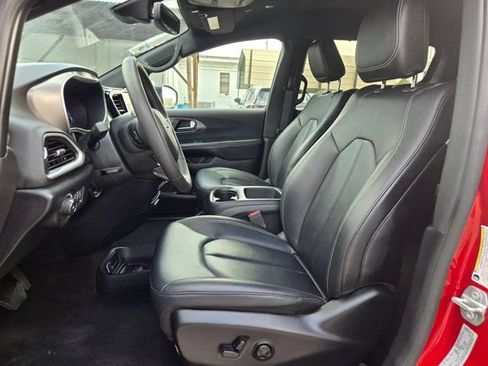 Used 2025 Chrysler Pacifica Select FWD image 23