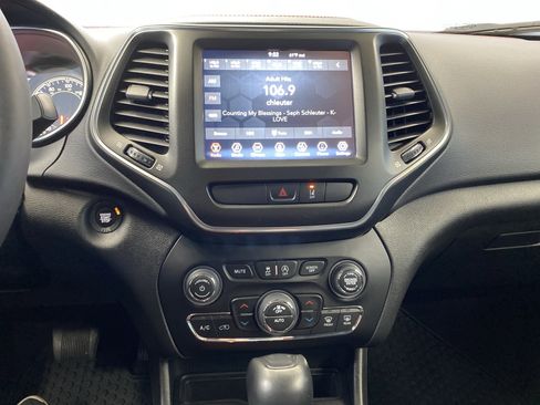 Used 2022 Jeep Cherokee Trailhawk image 15