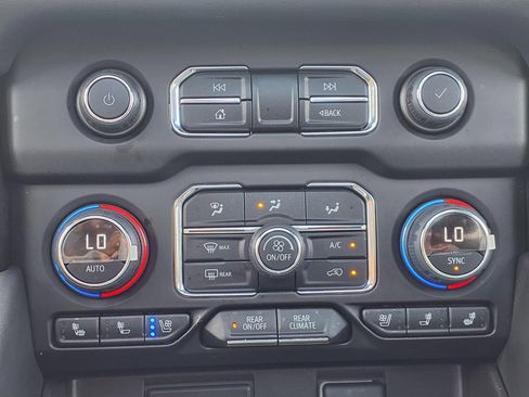 Used 2024 Chevrolet Suburban Premier w/ Premium Package image 7