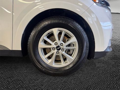 Used 2023 Kia Carnival LX image 11