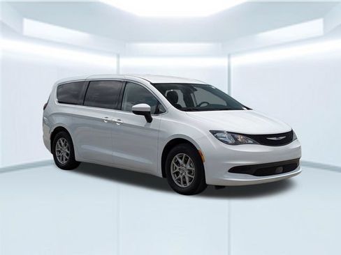 Used 2023 Chrysler Voyager LX FWD image 8