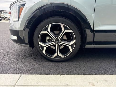 Used 2023 Kia Niro SX Touring image 9