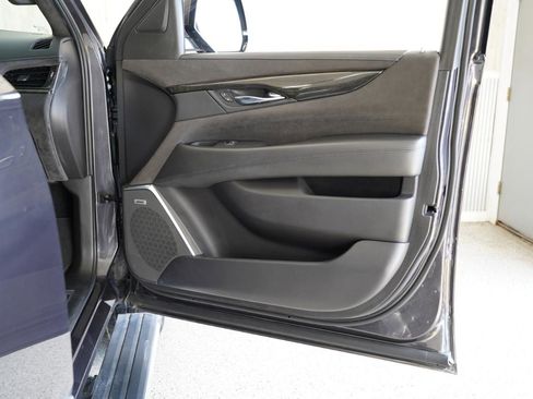 Used 2018 Cadillac Escalade Platinum image 32