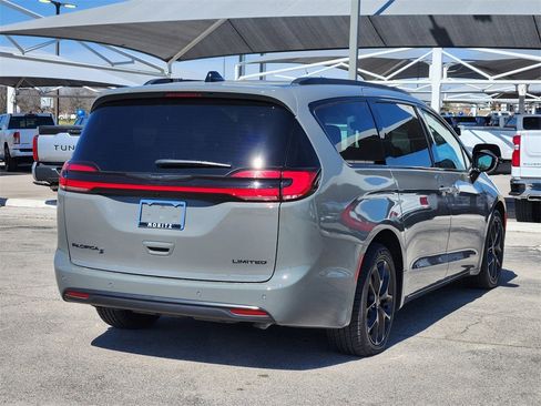 Used 2025 Chrysler Pacifica Limited image 40