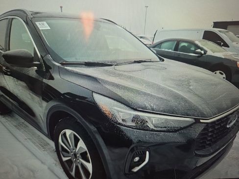 Used 2023 Ford Escape Platinum image 2