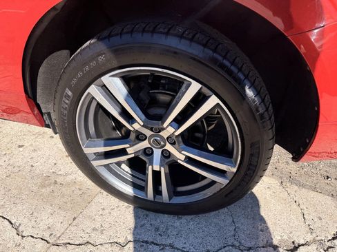 Used 2018 Volvo XC60 T5 Momentum w/ Convenience Package image 11