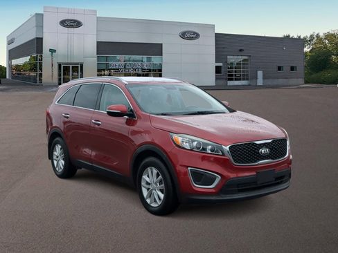 Used 2017 Kia Sorento LX w/ LX Convenience Package image 2
