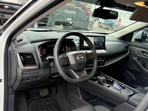 Used 2025 Nissan Rogue Platinum w/ Platinum Premium Package FWD image 4