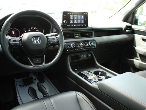 Used 2025 Honda Pilot TrailSport image 27