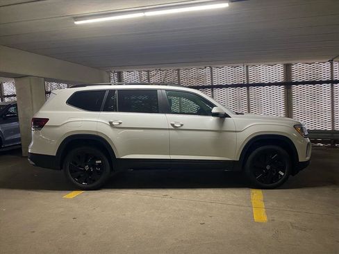 New 2026 Volkswagen Atlas SE FWD image 2