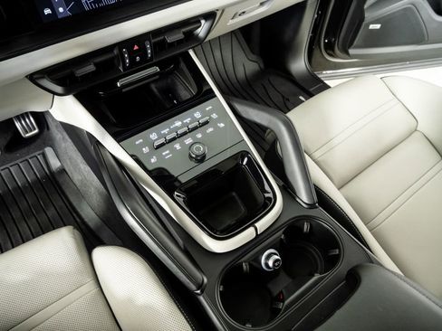 Certified 2025 Porsche Cayenne GTS AWD/4WD image 18