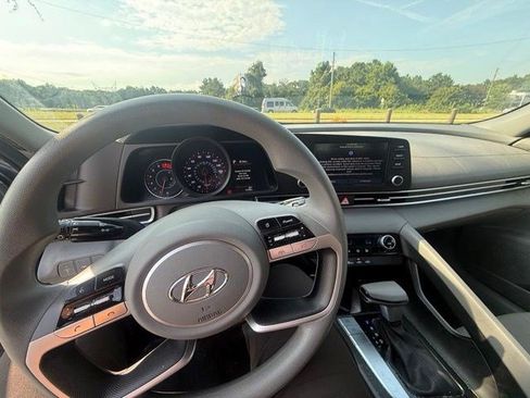 Used 2023 Hyundai Elantra SEL FWD image 9
