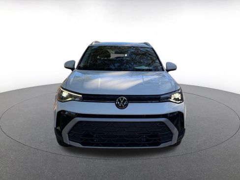 Used 2025 Volkswagen Taos SE image 2