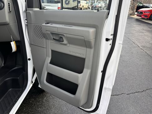 Used 2026 Ford E-450 and Econoline 450 Super Duty w/ Interior Upgrade Package image 9