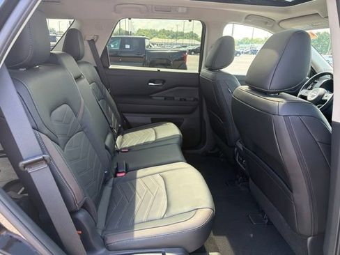 Used 2025 Nissan Pathfinder Platinum w/ Black Appearance Package AWD/4WD image 15