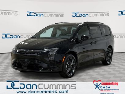 New 2027 Chrysler Pacifica Limited w/ Family Tech Group