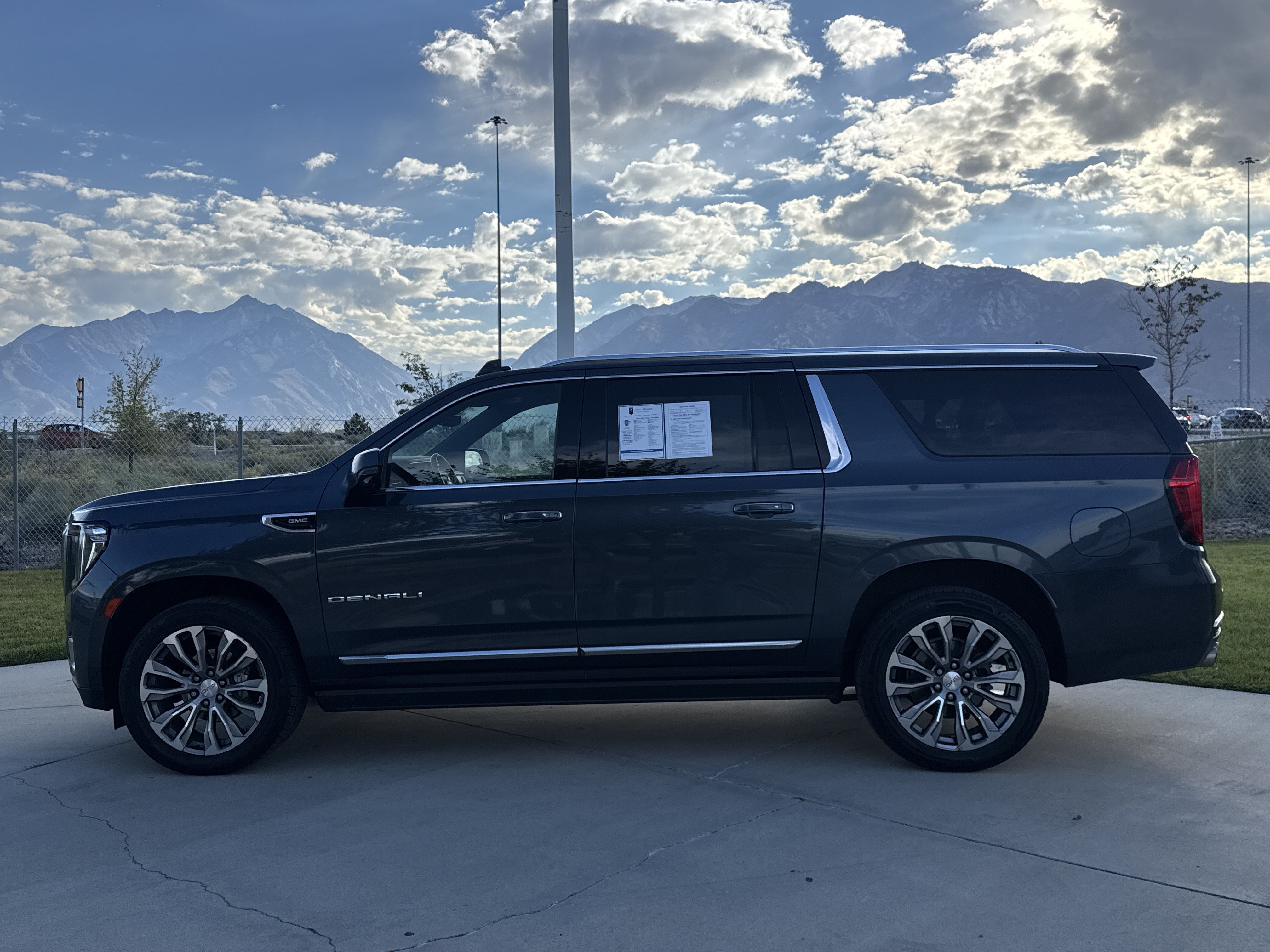Used 2021 GMC Yukon XL Denali w/ Denali Premium Package AWD/4WD image 2