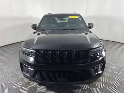 Used 2025 Jeep Grand Cherokee Limited w/ Black Appearance Package AWD/4WD image 13