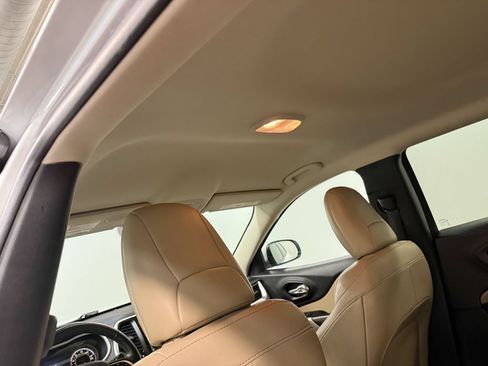 Used 2017 Jeep Cherokee Limited AWD/4WD image 10