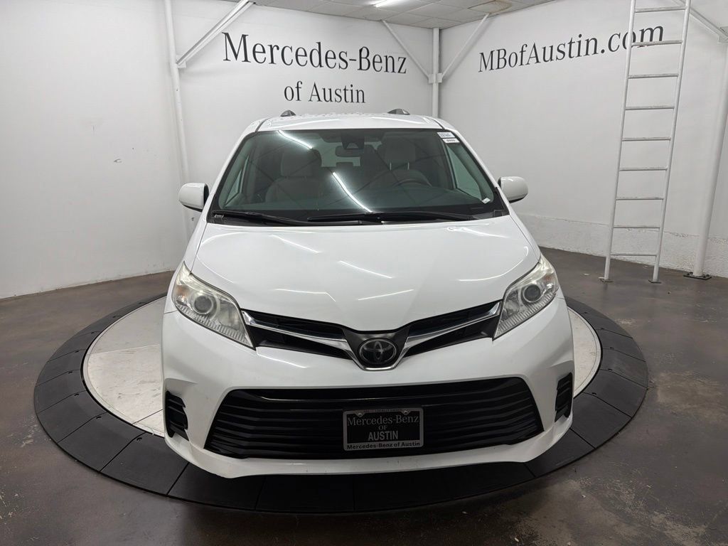Used 2019 Toyota Sienna LE FWD image 2
