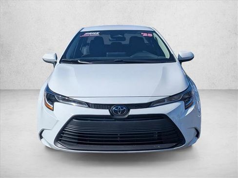 Used 2025 Toyota Corolla LE image 2