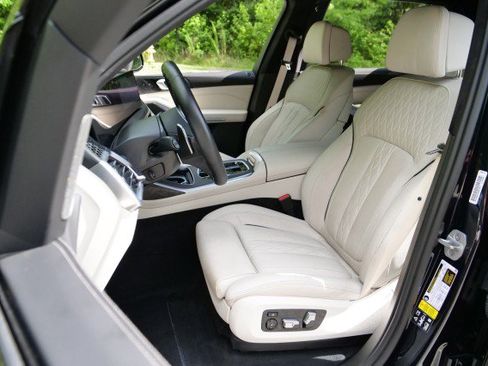 Used 2024 BMW X7 M60i w/ Executive Package AWD/4WD image 3