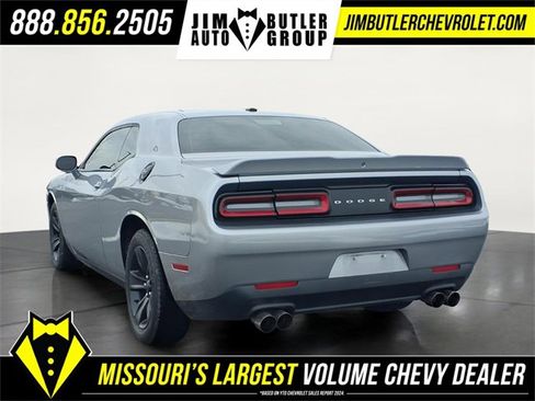 Used 2018 Dodge Challenger SXT image 2