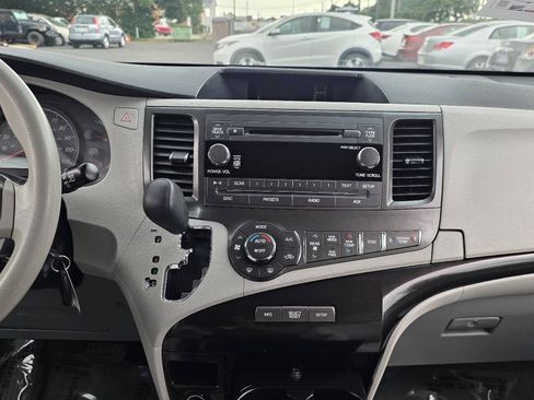 Used 2013 Toyota Sienna LE w/ Towing Pkg FWD image 17