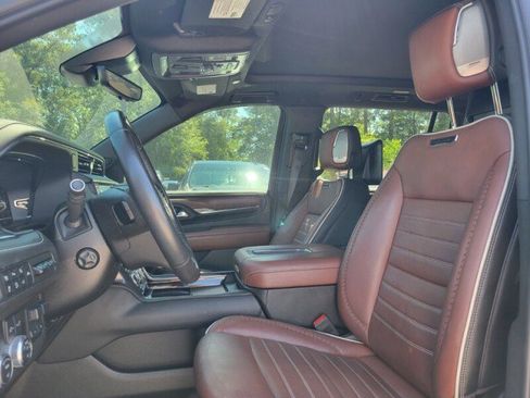 Used 2023 GMC Yukon XL Denali Ultimate AWD/4WD image 9