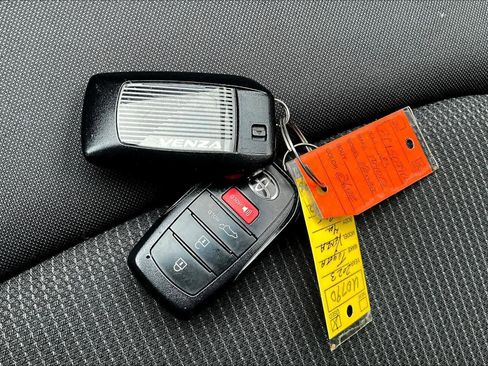 Used 2023 Toyota Venza LE image 13