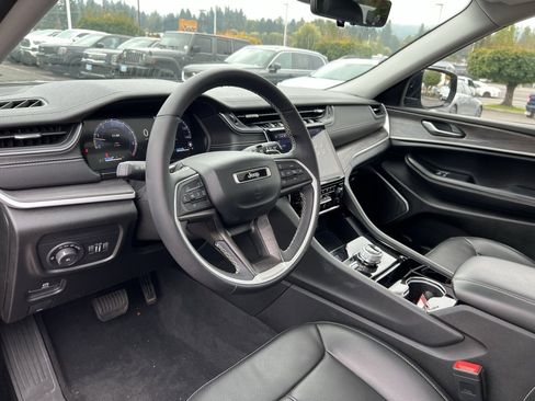 Used 2023 Jeep Grand Cherokee L Limited w/ Luxury Tech Group II image 18