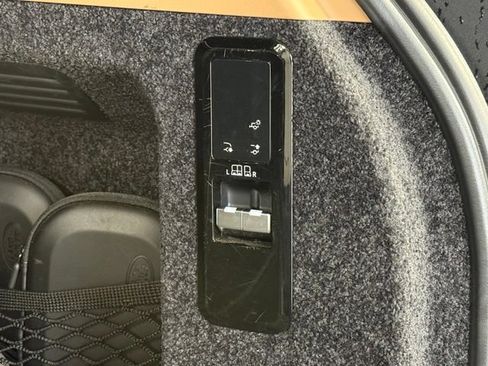 Used 2025 Land Rover Range Rover SE AWD/4WD image 19