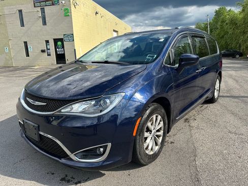 Used 2019 Chrysler Pacifica Touring-L FWD image 9
