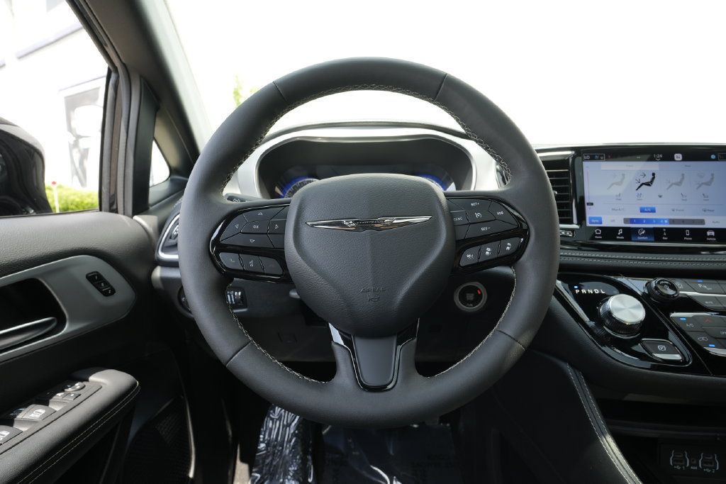 Used 2025 Chrysler Pacifica Limited FWD image 47