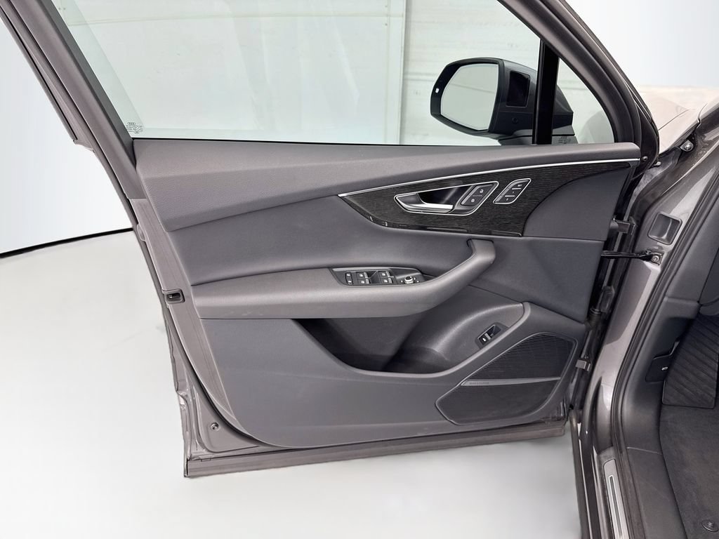 Used 2022 Audi Q7 3.0T Premium Plus w/ Premium Plus Package AWD/4WD image 23