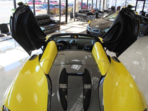 Used 2018 McLaren 570S Spider RWD image 7