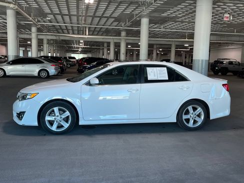 Used 2014 Toyota Camry SE w/ Moonroof Package FWD image 7