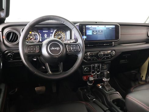 Used 2025 Jeep Wrangler Unlimited Rubicon AWD/4WD image 2