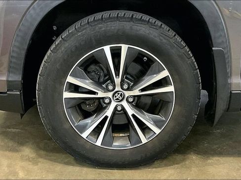 Used 2019 Toyota Highlander LE AWD/4WD image 9