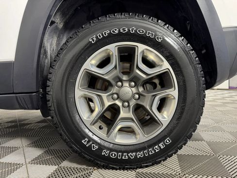 Used 2019 Jeep Cherokee Trailhawk w/ Cold Weather Group AWD/4WD image 42