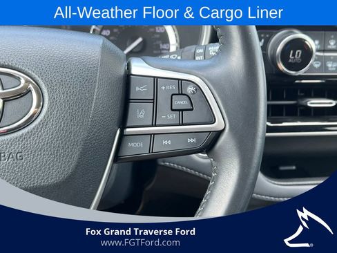 Used 2022 Toyota Highlander XLE AWD/4WD image 22