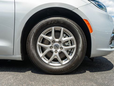 Used 2024 Chrysler Pacifica Touring-L FWD image 11