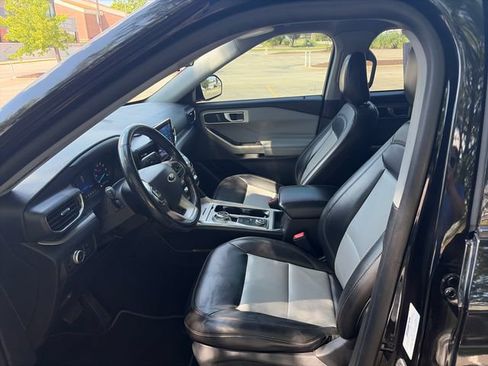 Used 2022 Ford Explorer XLT w/ Equipment Group 202A AWD/4WD image 19