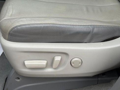 Used 2014 Toyota Sienna Limited image 18