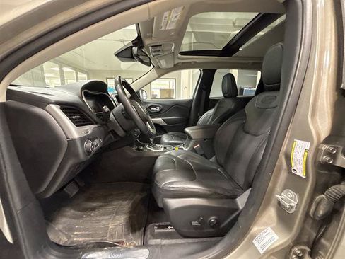 Used 2017 Jeep Cherokee Overland w/ Technology Group AWD/4WD image 18