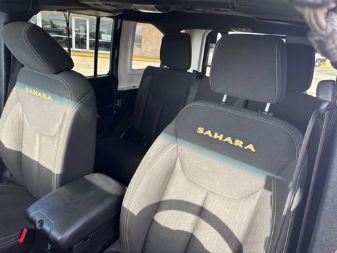 Used 2015 Jeep Wrangler Unlimited Sahara w/ Connectivity Group AWD/4WD image 15