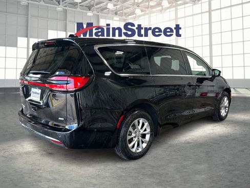 Used 2024 Chrysler Pacifica Touring-L AWD/4WD image 5