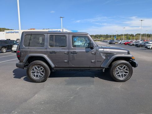 Used 2025 Jeep Wrangler Sahara image 2